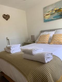 Two Lovely Apartments Together Sleeps 8, Walk to Beach, Parking & Gardens - 5