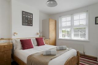 Spacious House Large Patio & Free Parking - 3