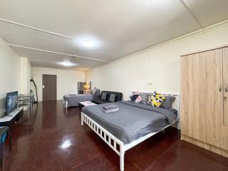 Huge New 3 Pax Room Walk to BTS Best Value - 0
