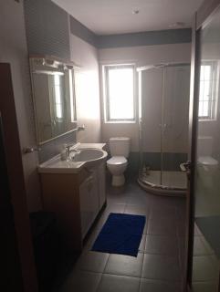 Modern room in prime area for beaches & nightlife! -Fast & easy self check in -Independent access -No Family sharing -Private Bathroom Option - St. Julianʼs - 2