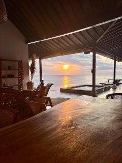 Makawi Tuwa Cliff - Luxury Cliff Stay with Private Beach, Infinity Pools and Ocean View - Seraya - 1