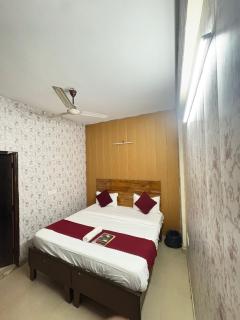 Hotel Golden Stay 2 Mints walking from Rajendra Nagar Metro Station - 4