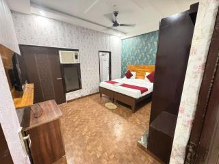 Hotel Golden Stay 2 Mints walking from Rajendra Nagar Metro Station - 1