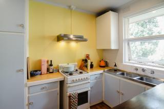 Stylish St Kilda Apt - Walk to beach, cafes and tram to CBD - 9