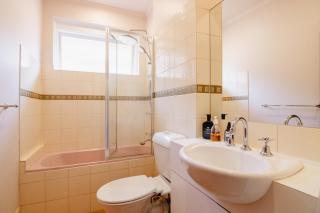 Stylish St Kilda Apt - Walk to beach, cafes and tram to CBD - 5