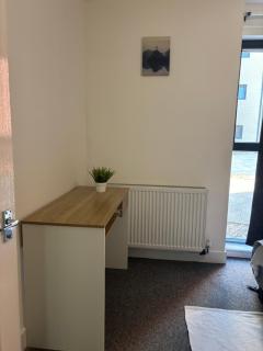 Heathrow 2 BR Comfort Stay - Free Parking - 1