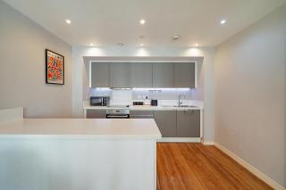 Modern 2BR Riverside Apartment with Balcony and Gym - 8