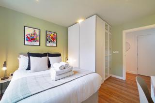 Modern 2BR Riverside Apartment with Balcony and Gym - 3