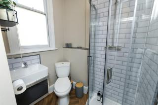 1 Bed Apt Next to Market Square & Transport Links - 9
