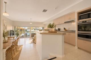 Canal Villa & Jetty-Dolphin Views Walk-BeachTown - 2