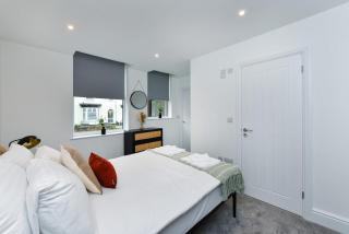 Stylish Flat with En-Suites Near Nature & Amenities - 2