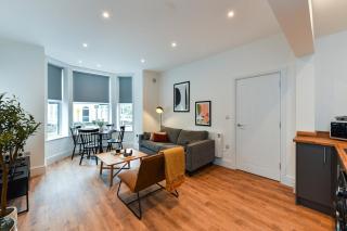 Stylish Flat with En-Suites Near Nature & Amenities - 3