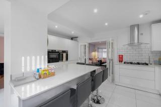 Family-Friendly 4-Bed near Parks & Transport Links - 1
