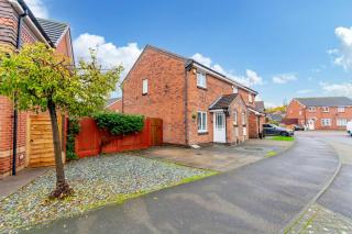 Modern 2-Bed Home with Free Parking Near Peak District - 1