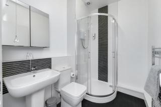 Spacious 6-Bed Home Sleeps 12, Near Highfields Park - 6