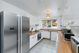 Spacious 6-Bed Home Sleeps 12, Near Highfields Park - 7