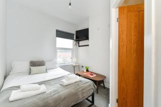 Long Eaton Modern 4bed House - 3