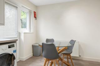 Quiet 3 Bed Home - Near QMC and Uni - Free Parking - 6