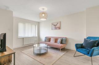 Quiet 3 Bed Home - Near QMC and Uni - Free Parking - 4