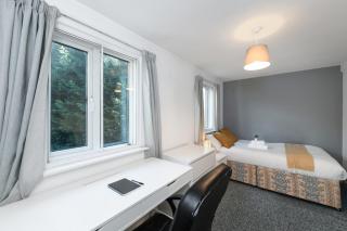 6-Bed House for 12 with Parking, Near Highfields Park - 2