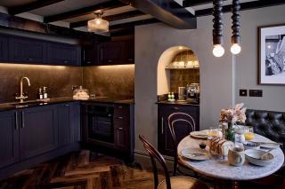 3-Bed Historic Knitters House in Nottingham - 3