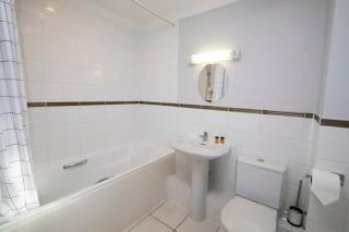 Bracknell Two Bedroom Apartment with Parking - 2