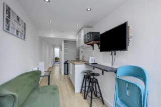 Sheffield 1-Bed Flat by Parks, Trails & Woodland - 1