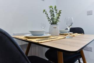 Stylish Flat Near Nature & Town Centre with Parking - 8