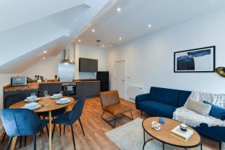Stylish Two-Bed Home Near Nature & Transport Links - 8