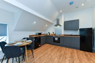 Stylish Two-Bed Home Near Nature & Transport Links - 2
