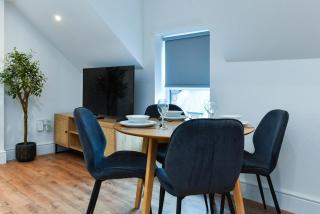 Stylish Two-Bed Home Near Nature & Transport Links - 3