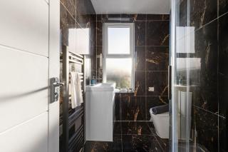 Stylish & Spacious Home in the Heart of Leeds - 4
