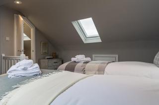 Comfortable 5-Bedroom House in Cheltenham - 3