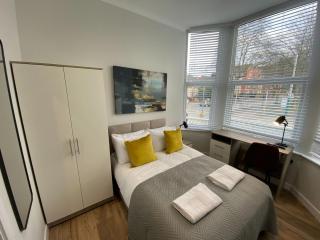 3-Bedroom Apartment Tram on the Doorstep - 8
