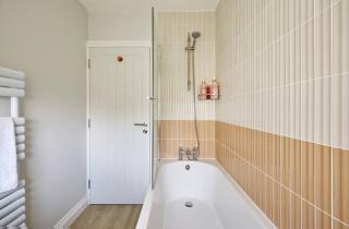 Coastal Calm - Quiet 1-Bedroom Flat by the Beach - 9