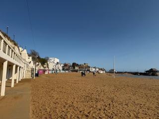 Coastal Calm - Quiet 1-Bedroom Flat by the Beach - 1