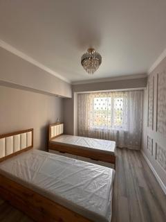 3-Bedroom Apartment with Living Room in City Center - 8