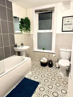 Stylish Townhouse - 8 Mins From Leeds - Free Fast WiFi - Free Parking - 4