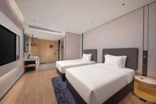 Holiday Inn Express Shenzhen Baolong Metro Station by IHG - 3
