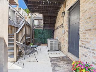 Chicago Boutique Hideaway Private Deck, Fire Pit - 5
