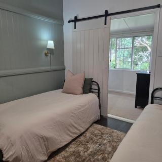 Lady Mary Cottage - Views, Deck & Walk to Town - 1