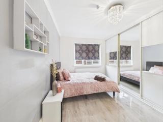 Modern & Cosy Home with Free Parking and Wifi - 1