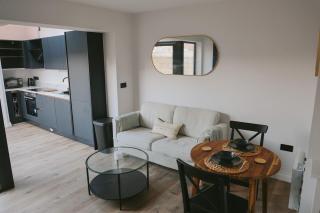Stylish Ground Floor Apartment - 8