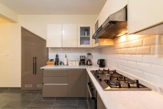 Elegant 4BR Townhouse with pool near Wilson Airport - 8