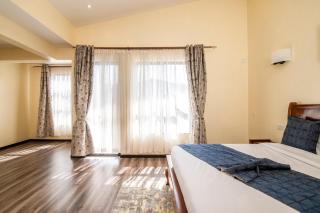 Elegant 4BR Townhouse with pool near Wilson Airport - 1