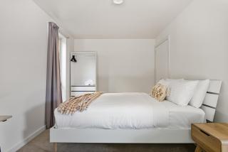 Modern 3 Bedroom Townhouse - 4 mins to CBD! - 1