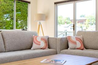 Modern 3 Bedroom Townhouse - 4 mins to CBD! - 9