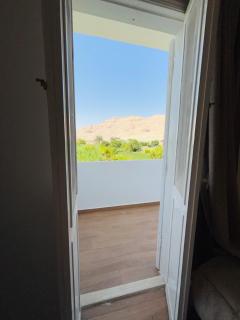Deir el-Medina Guest House - Mountain & Balloon View - 7
