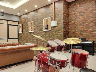 Bukit Indah Skytree Comfort Creamy Studio Apartment - 1