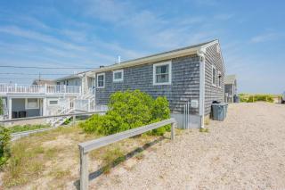Cape Cod Water View Cottage—Steps to Private Beach - 5